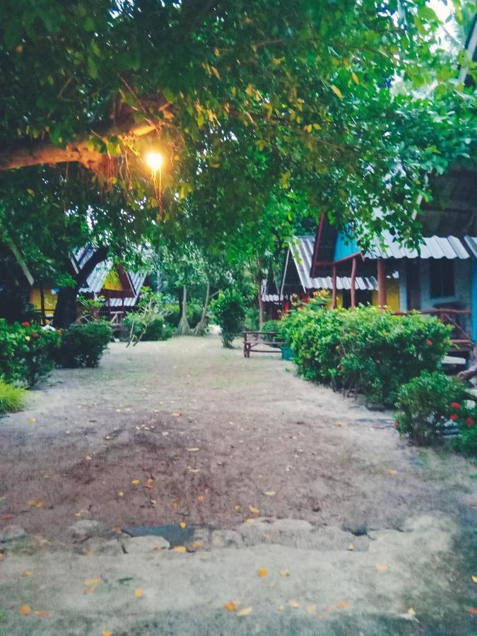 Breizh Cape Beach Bungalows Koh Lanta Bagian luar foto