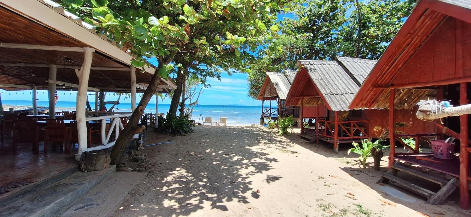 Breizh Cape Beach Bungalows Koh Lanta Bagian luar foto
