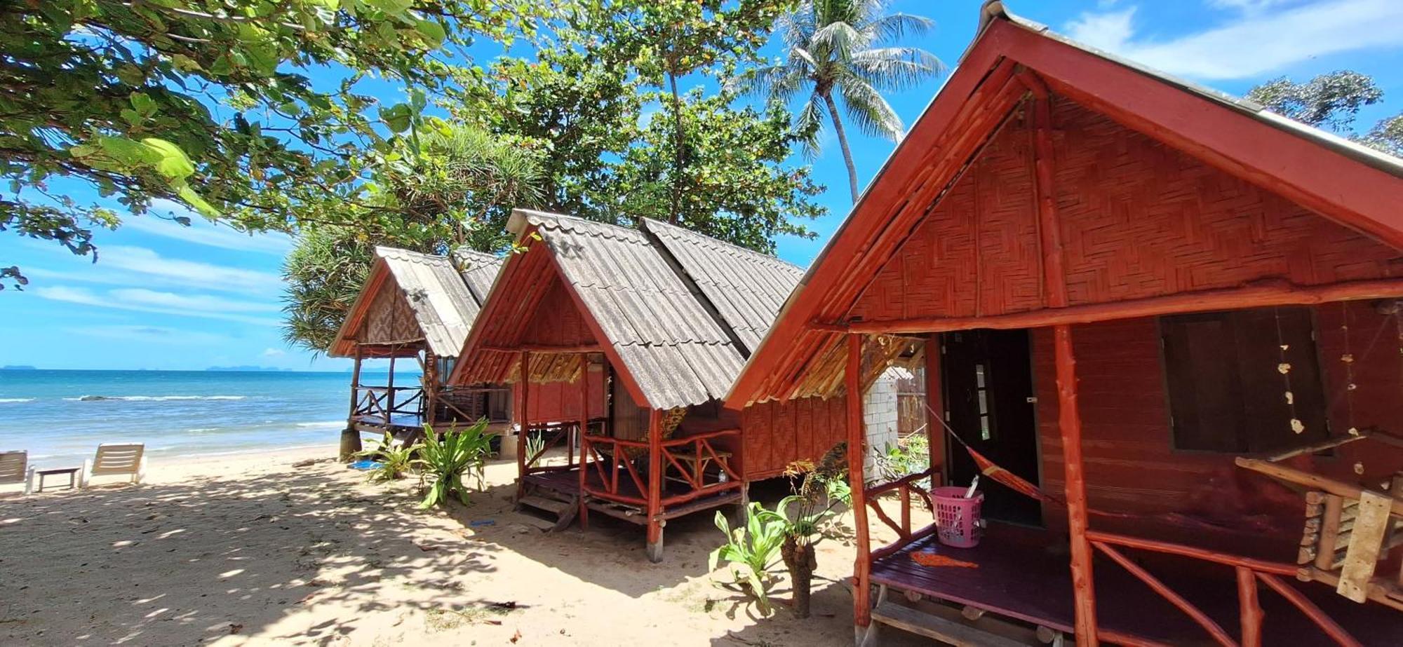 Breizh Cape Beach Bungalows Koh Lanta Bagian luar foto