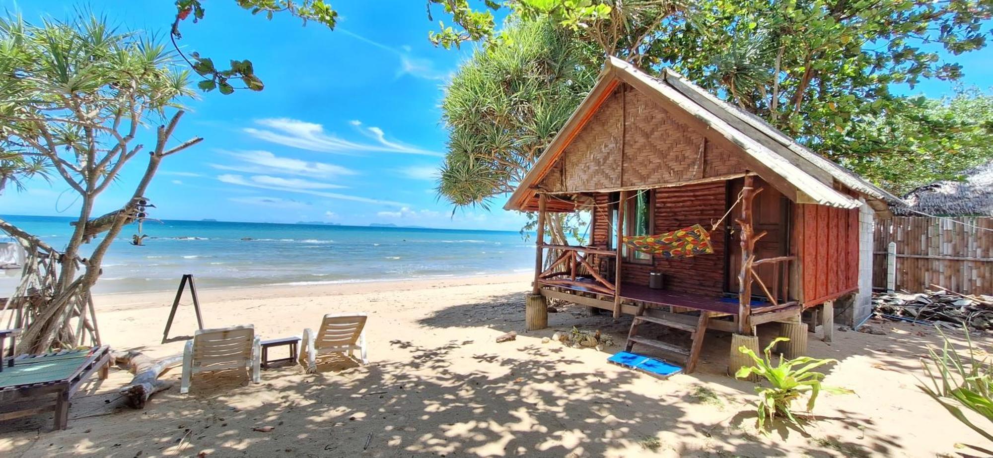 Breizh Cape Beach Bungalows Koh Lanta Bagian luar foto