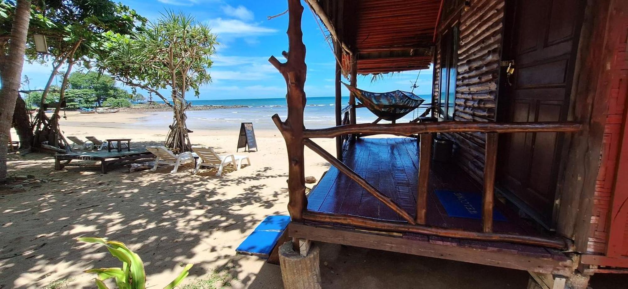 Breizh Cape Beach Bungalows Koh Lanta Bagian luar foto
