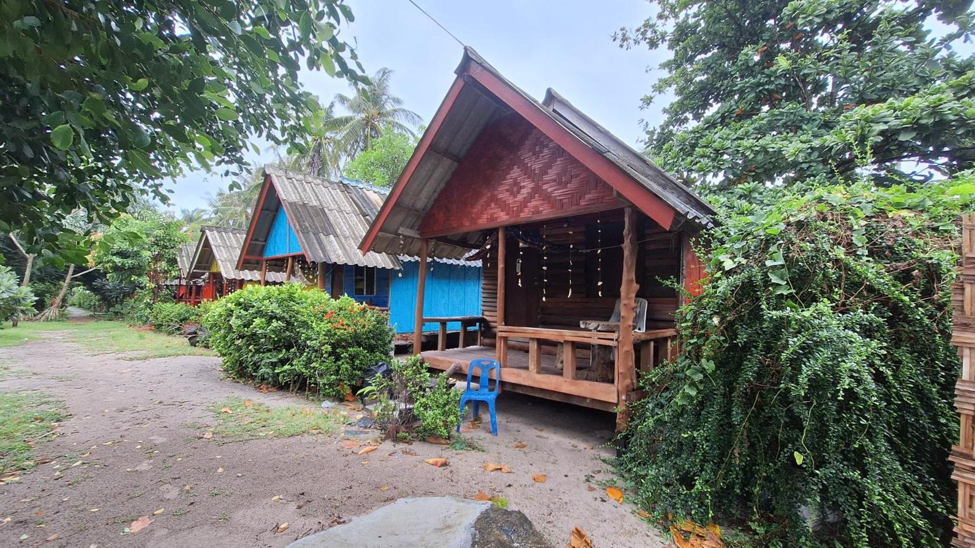 Breizh Cape Beach Bungalows Koh Lanta Bagian luar foto