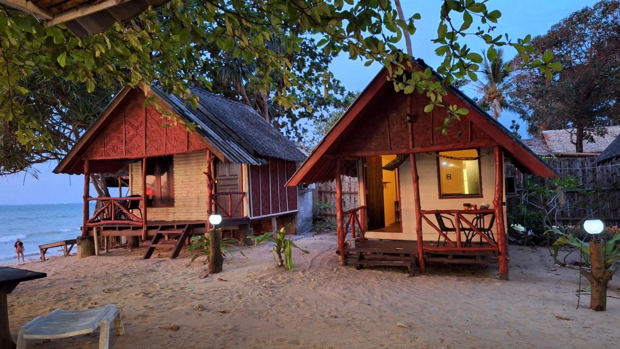 Breizh Cape Beach Bungalows Koh Lanta Bagian luar foto