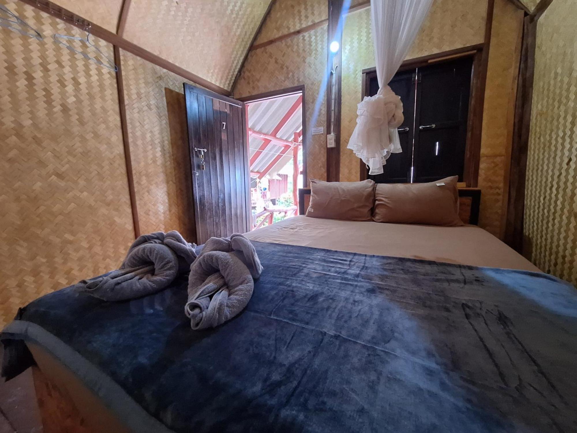Breizh Cape Beach Bungalows Koh Lanta Bagian luar foto